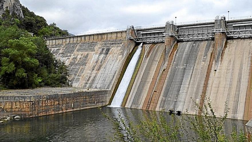 La presa del embalse de Sobrón.