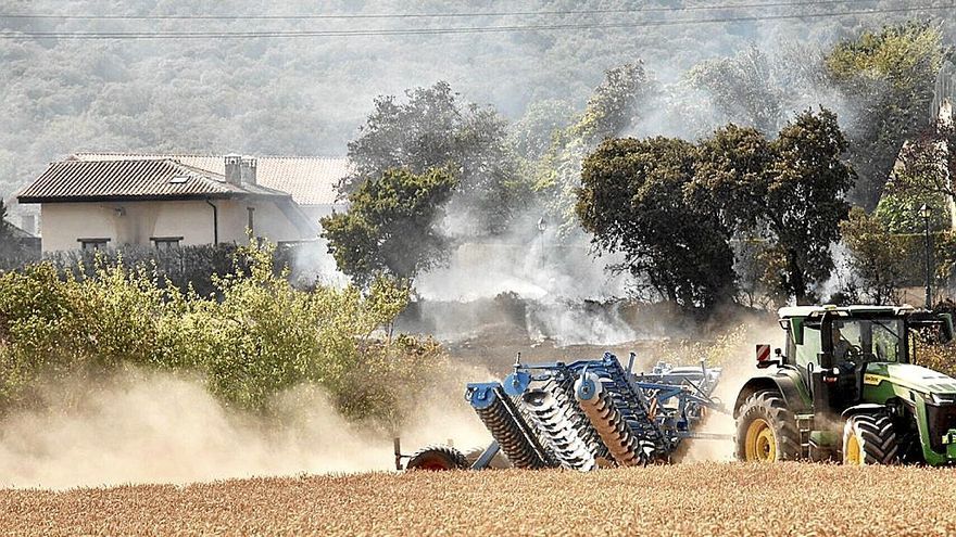 Los Bomberos sofocaron un incendio declarado en una finca de cereal de Hueto Arriba. | FOTO: PILAR BARCO