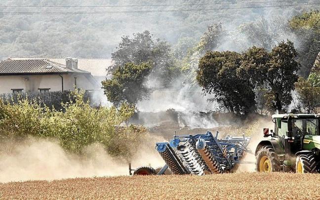 Los Bomberos sofocaron un incendio declarado en una finca de cereal de Hueto Arriba. | FOTO: PILAR BARCO