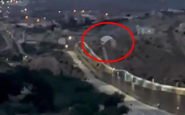 El parapente en el que ha volado el migrante.