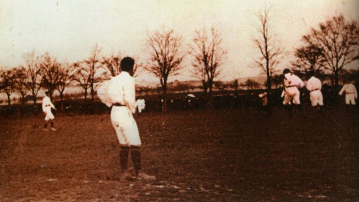 Uno de los primeros partidos jugados en terrenos de la Media Luna