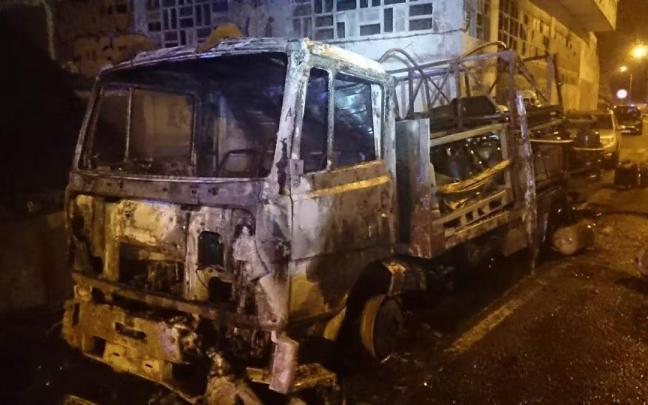 Imagen del cami&oacute;n tras la explosi&oacute;n en Mutriku.