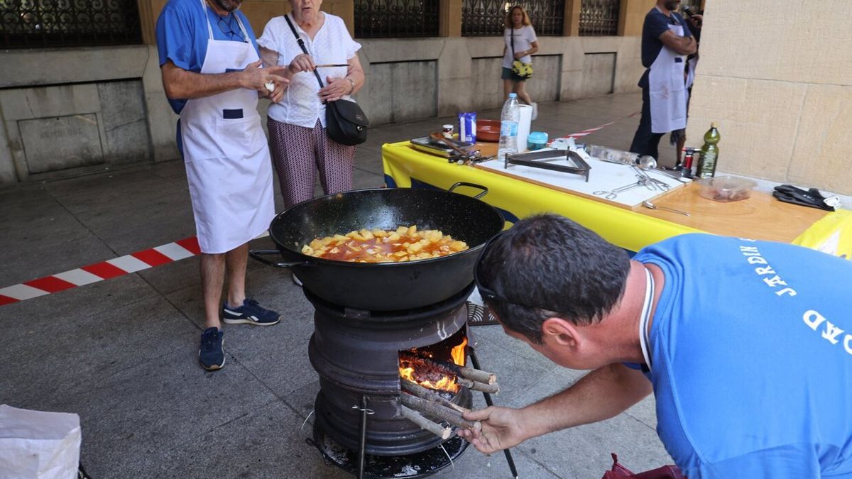 Imanol Etxeberria y Asier Alejandro cocinaron en su fuego ecológico.