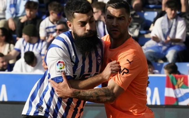Villalibre pelea con un rival por la posición dentro del área Villalibre pelea con un rival por la posición dentro del área
