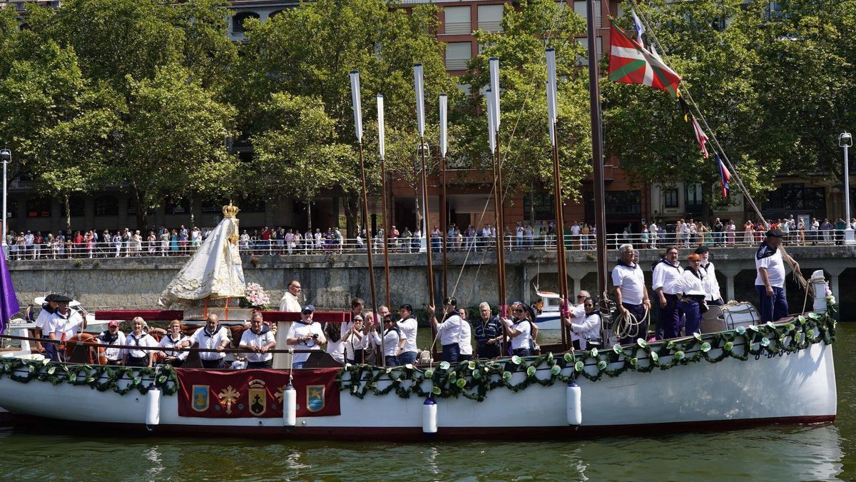 La Amatxu Peregrina surca el r&iacute;o en romer&iacute;a.