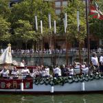 La Amatxu Peregrina surca el r&iacute;o en romer&iacute;a.