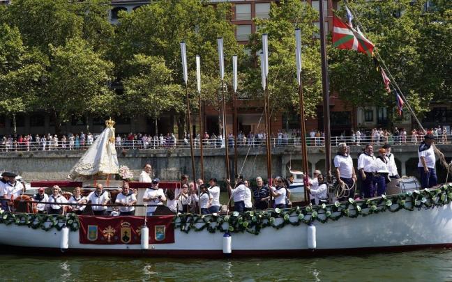 La Amatxu Peregrina surca el río en romería. La Amatxu Peregrina surca el río en romería.