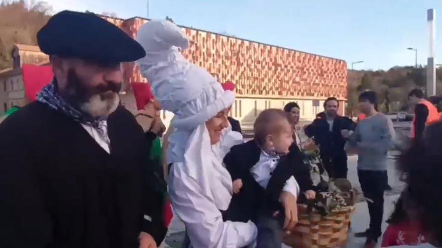 Olentzero y Mari Domingi atienden a los niños y niñas de Txomin