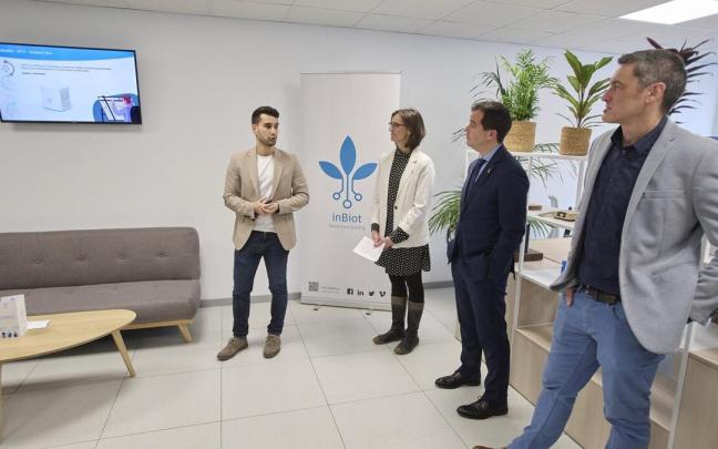 Xabier Alaez y María Figols, fundadores de InBiot, junto con el consejero de Desarrollo Económico, Mikel Irujo, y Sergio Díaz de Garayo, impulsor de la startup. Xabier Alaez y María Figols, fundadores de InBiot, junto con el consejero de Desarrollo Económico, Mikel Irujo, y Sergio Díaz de Garayo, impulsor de la startup.