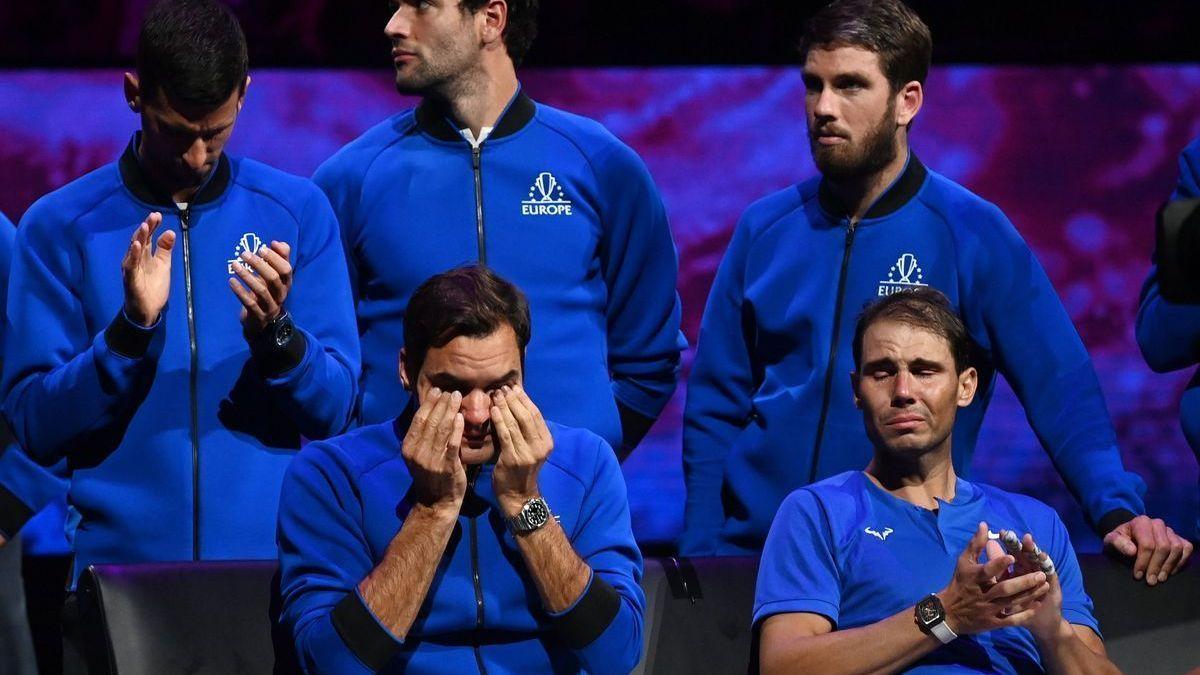 El tenista suizo, Roger Federer, rodeado de sus compañeros tras disputar su último partido