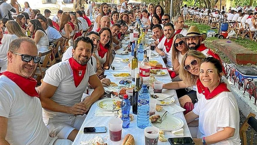El Ferial albergó un año más una multitudinaria comida popular.