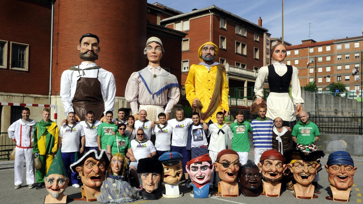 El grupo de gigantes y cabezudos de Sestao en el año 2018.