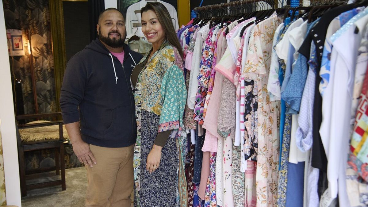 Keivi Pineda y Paola Casas, en el interior de su boutique de la calle Iturrama 68.