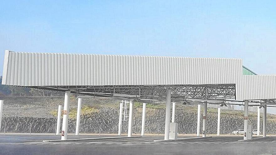 El frío y la niebla marcaron la mañana en la que autoridades y representantes de las empresas que han formado parte del desarrollo y ejecución del proyecto acudieron a la Avenida del Zadorra para comprobar el funcionamiento del nuevo centro de electromovilidad de Tuvisa.