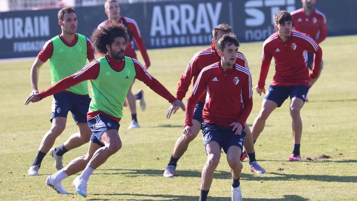 Osasuna prepara en Tajonar el partido ante el Real Madrid en El Sadar. En primer término, Aridane y Aimar Oroz.