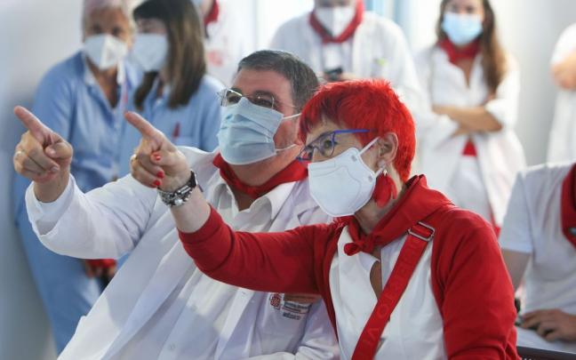 La consejera Induráin sigue el encierro junto al director gerente del HUN, Alfredo Martínez. La consejera Induráin sigue el encierro junto al director gerente del HUN, Alfredo Martínez.