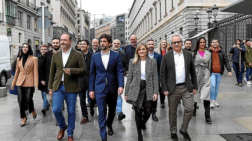 Pérez-Nievas (dcha) en primera fila, junto con los miembros del equipo de Arrimadas (izda). | FOTO: EFE