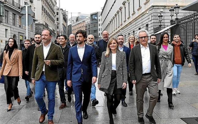 Pérez-Nievas (dcha) en primera fila, junto con los miembros del equipo de Arrimadas (izda). | FOTO: EFE Pérez-Nievas (dcha) en primera fila, junto con los miembros del equipo de Arrimadas (izda). | FOTO: EFE