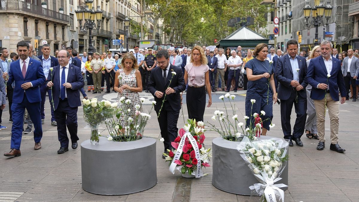 Jordi Puigneró, Miquel Iceta, Raquel Sánchez, Pere Aragonés, Mertitxell Batet, Ada Colau y Jaume Collboni, entre otros, participan en la ofrenda floral por los atentados de 2017.