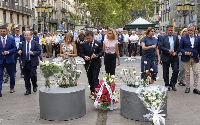 Jordi Puigneró, Miquel Iceta, Raquel Sánchez, Pere Aragonés, Mertitxell Batet, Ada Colau y Jaume Collboni, entre otros, participan en la ofrenda floral por los atentados de 2017.