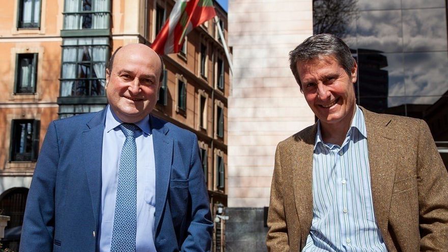 Andoni Ortuzar, junto a Mikel Burzako, responsable del Área de Exteriores del EBB