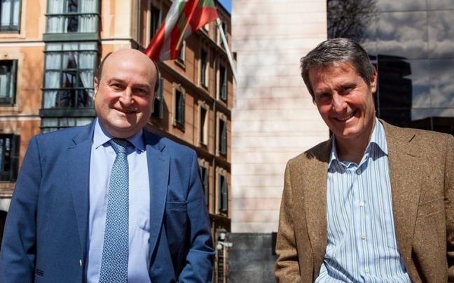 Andoni Ortuzar, junto a Mikel Burzako, responsable del Área de Exteriores del EBB