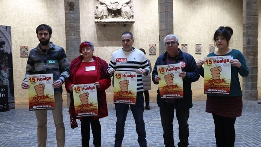Izan Bujanda (ELA), Isabel Artieda (LAB), David Marcalain (CCOO), Jes&uacute;s Elizalde (UGT) y Eider Larripa (Steilas), tras la rueda de prensa.