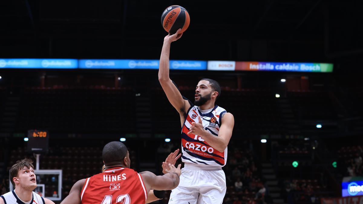 Thompson intenta anotar una bomba durante el duelo contra el Armani