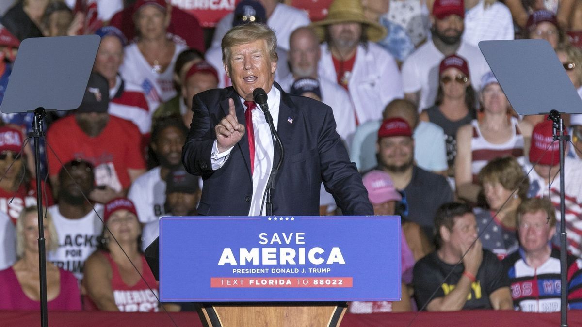 Trump, durante un mitin en el recinto ferial del condado de Sarasota (Florida).