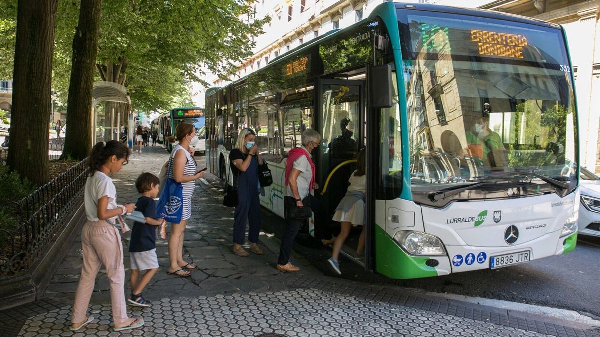 Autobús de Lurraldebus en la plaza Gipuzkoa de Donostia