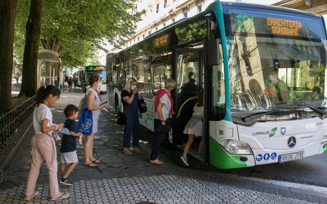 Autobús de Lurraldebus en la plaza Gipuzkoa de Donostia