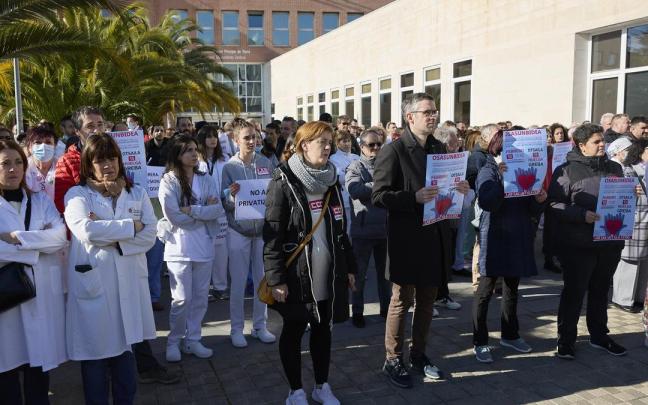 Concentración de LAB, SAE, UGT, ELA y CCOO el pasado día 10 en Pamplona. Concentración de LAB, SAE, UGT, ELA y CCOO el pasado día 10 en Pamplona.