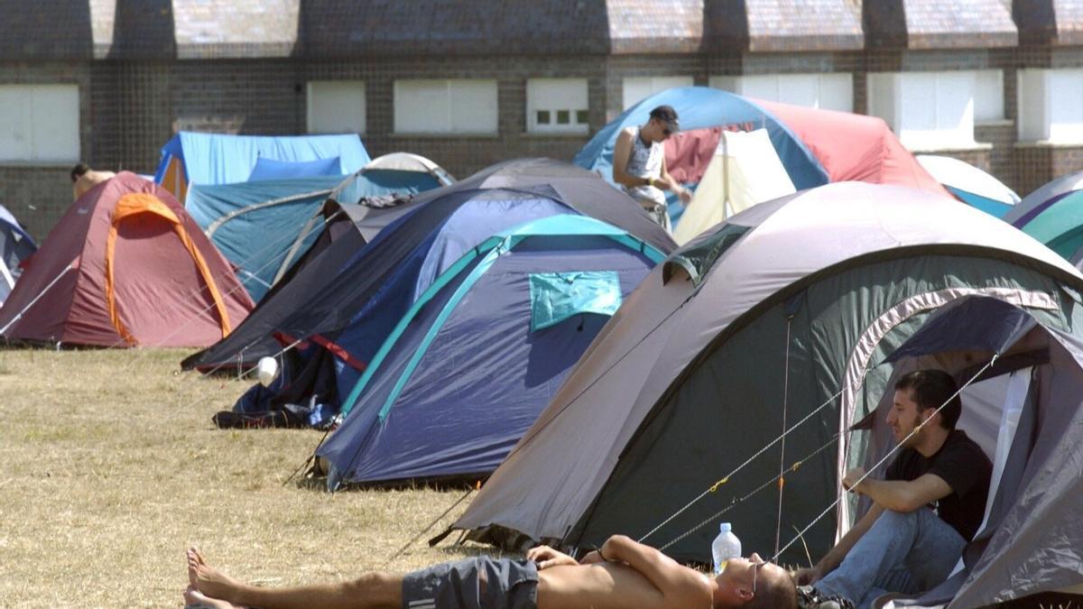 Jóvenes descansan en sus tiendas de campaña.