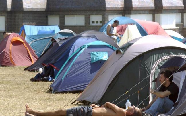 J&oacute;venes descansan en sus tiendas de campa&ntilde;a.