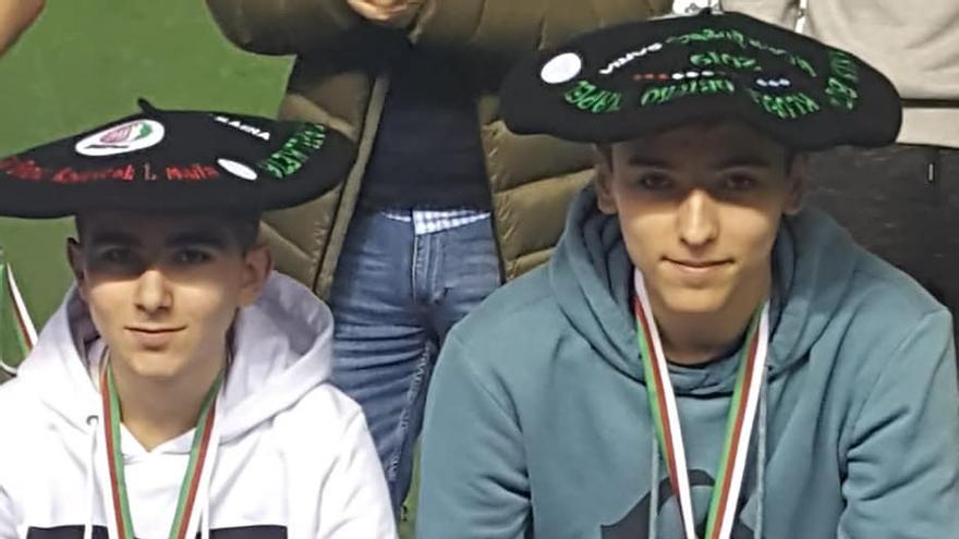 Un joven Eskuza posa con una txapela tras conquistar un torneo en categorías inferiores