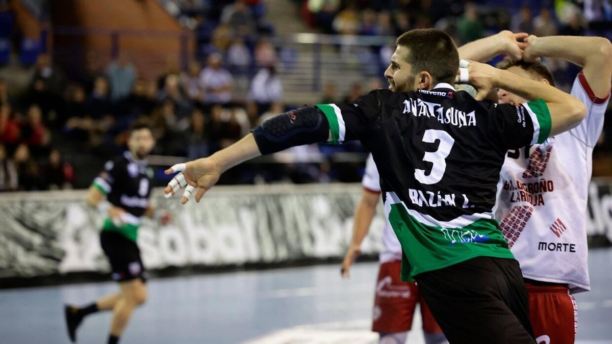 Bazán, en pleno lanzamiento durante el partido.