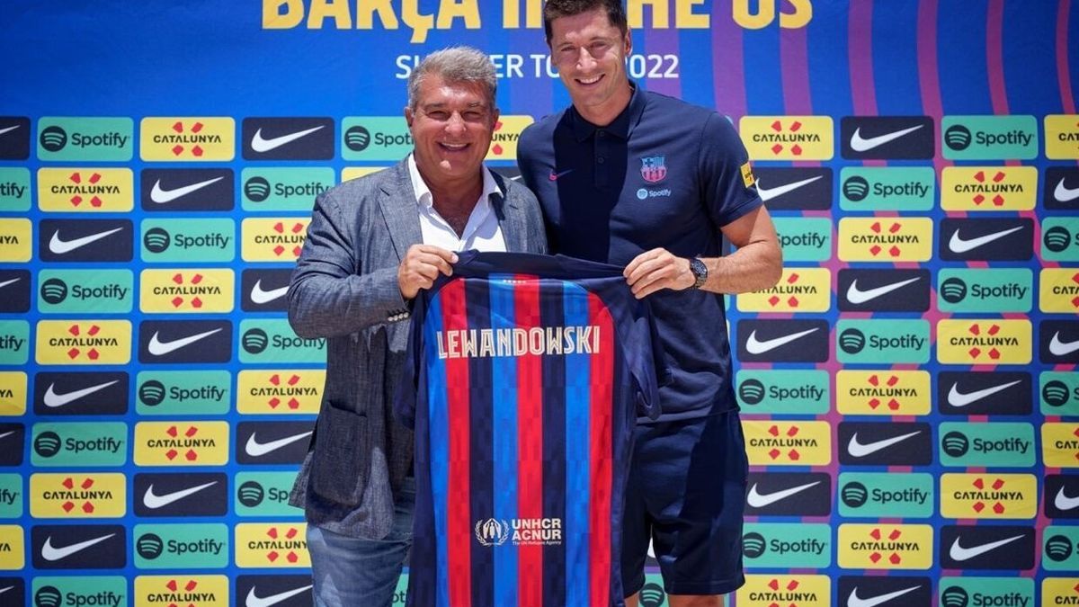 Joan Laporta y Robert Lewandowski, en la presentación del futbolista polaco.