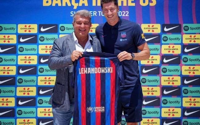 Joan Laporta y Robert Lewandowski, en la presentación del futbolista polaco. Joan Laporta y Robert Lewandowski, en la presentación del futbolista polaco.