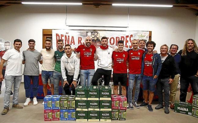 David García posa con sus compañeros, directivos, miembros de la peña y el premio que se lleva. | FOTO: DIARIO DE NOTICIAS David García posa con sus compañeros, directivos, miembros de la peña y el premio que se lleva. | FOTO: DIARIO DE NOTICIAS