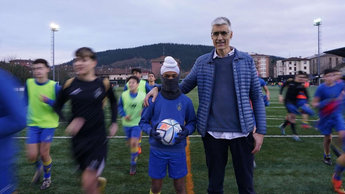 Gurpreet, flanqueado por sus compañeros del equipo Arratia C, y el presidente del club, Pedro Ormazabal, durante el entrenamiento de ayer.