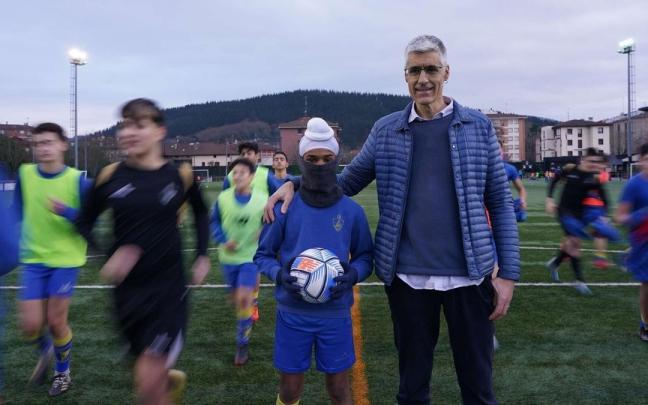 Gurpreet, flanqueado por sus compa&ntilde;eros del equipo Arratia C, y el presidente del club, Pedro Ormazabal, durante el entrenamiento de ayer.
