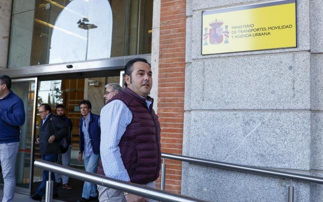 El presidente de la Plataforma en Defensa del Transporte, Manuel Hernández, ayer ante el Ministerio.
