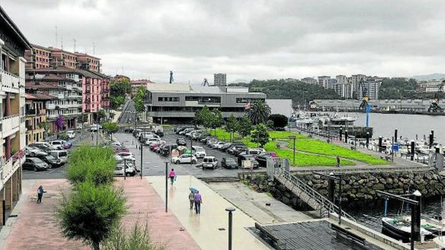 Varias personas pasean por la plaza Bizkaia de Donibane.