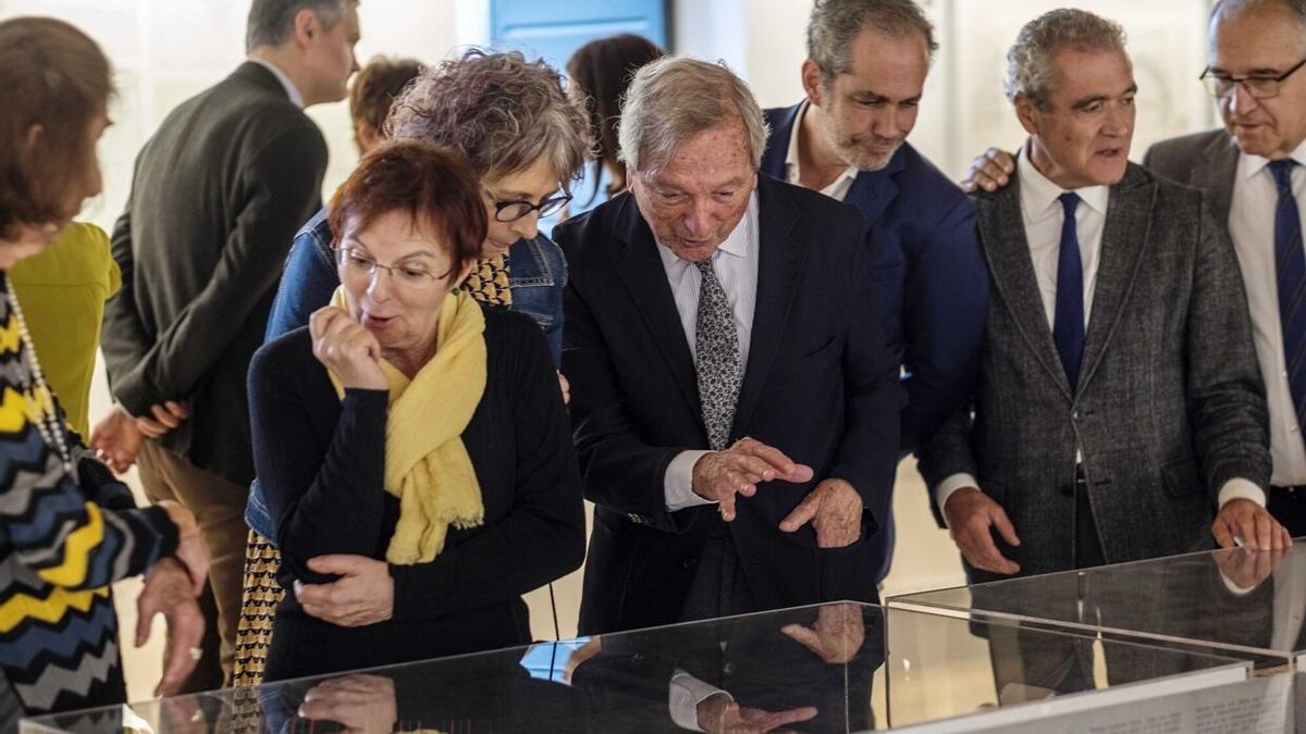 Rafael Moneo, recorriendo en compañía de la consejera la exposición