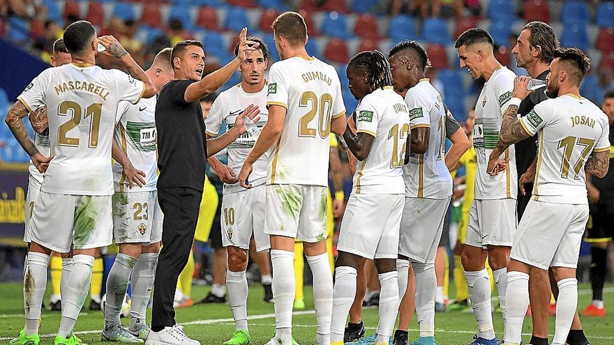 Francisco habla con sus jugadores en una pausa de hidratación durante el encuentro del pasado domingo ante el Villarreal.