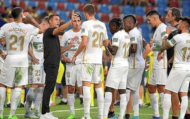 Francisco habla con sus jugadores en una pausa de hidratación durante el encuentro del pasado domingo ante el Villarreal.
