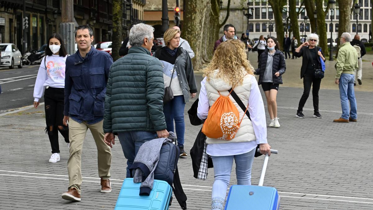 Dos turistas con maletas.