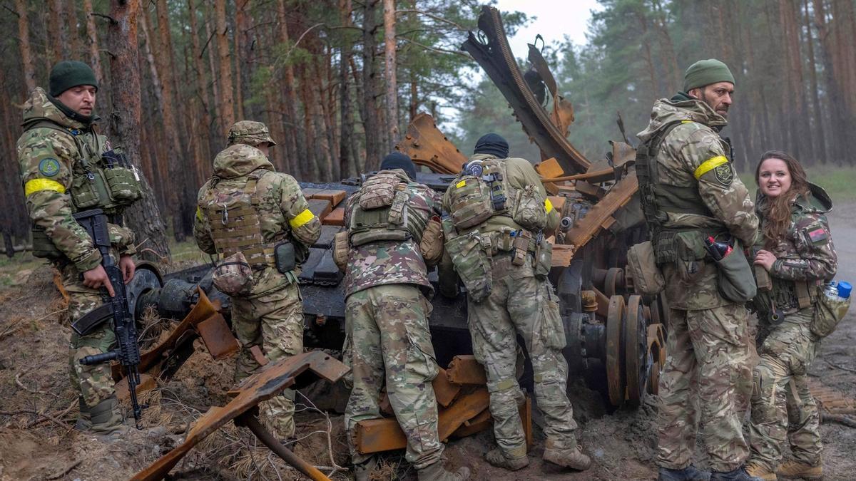 Soldados ucranianos inspeccionan un tanque ruso destruido en la ofensiva de las últimas jornadas.