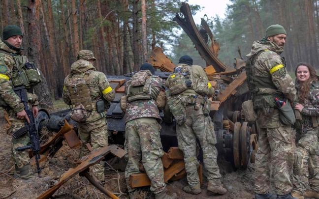 Soldados ucranianos inspeccionan un tanque ruso destruido en la ofensiva de las &uacute;ltimas jornadas.