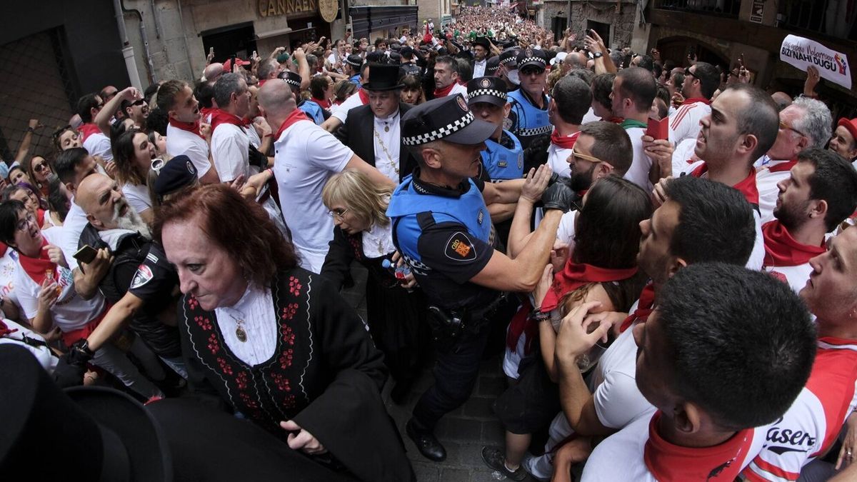 Las socialistas Cecilia Ulzurrun y Silvia Velásquez pasan apuros en la procesión a su paso por Curia.